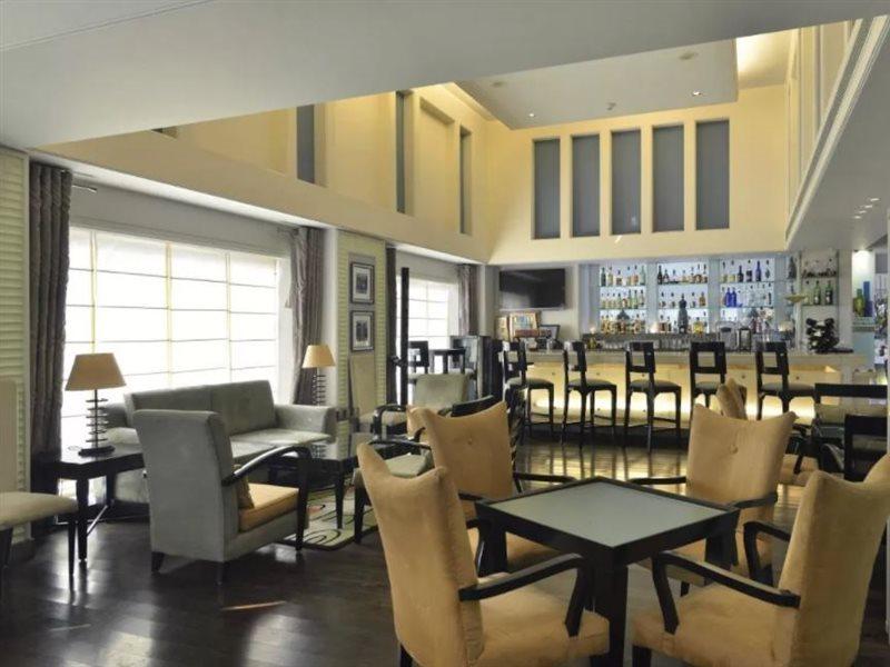 ホテル パーク プラザ グルガオン グルガウン エクステリア 写真 The bar at the hotel