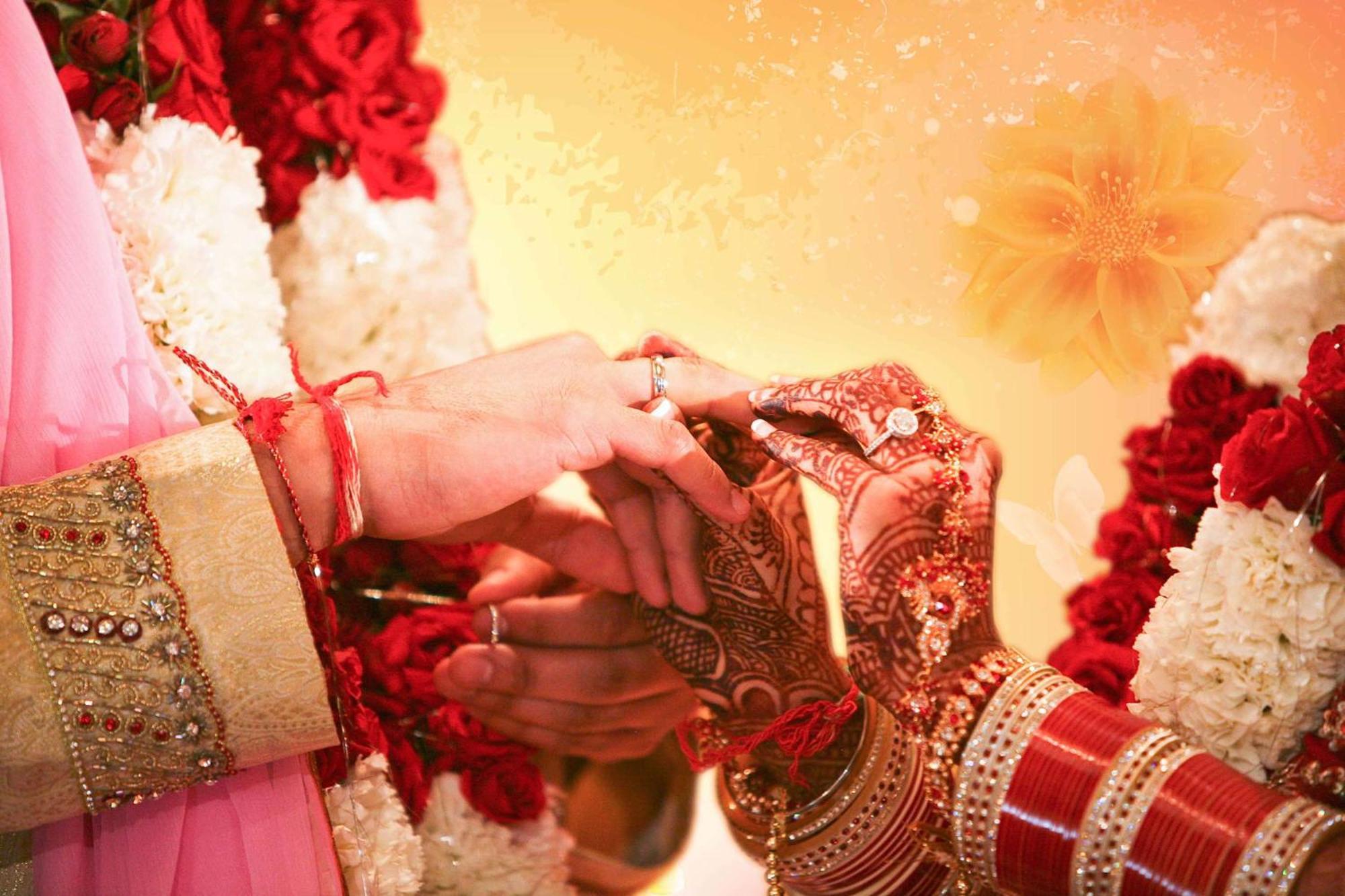 ホテル パーク プラザ グルガオン グルガウン エクステリア 写真 The bride and groom exchange rings during the wedding ceremony.