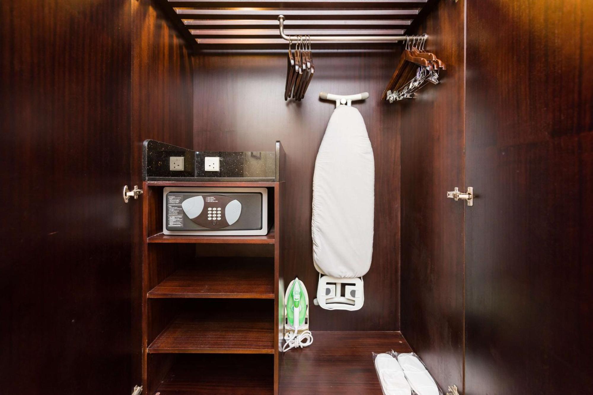 ホテル パーク プラザ グルガオン グルガウン エクステリア 写真 A hotel room wardrobe with a safe