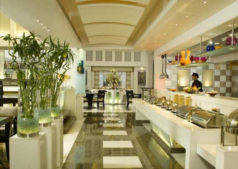 ホテル パーク プラザ グルガオン グルガウン レストラン 写真 The buffet at the hotel