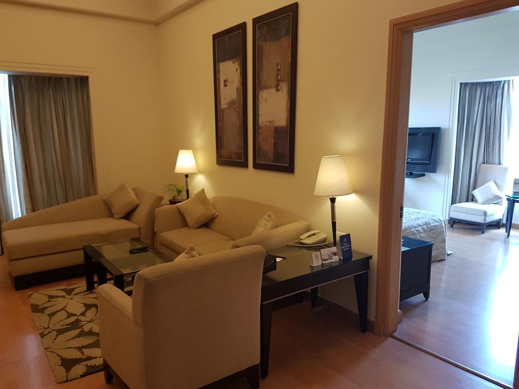 ホテル パーク プラザ グルガオン グルガウン エクステリア 写真 Living room of a suite at the Taj Bengal