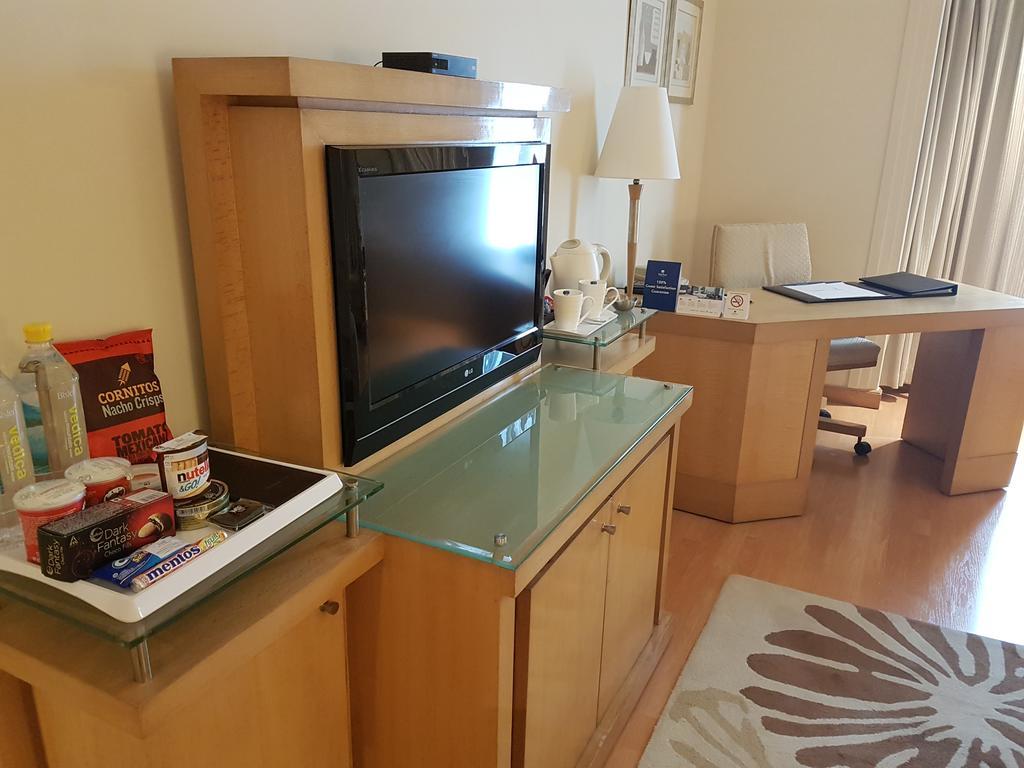 ホテル パーク プラザ グルガオン グルガウン エクステリア 写真 A television in a hotel room