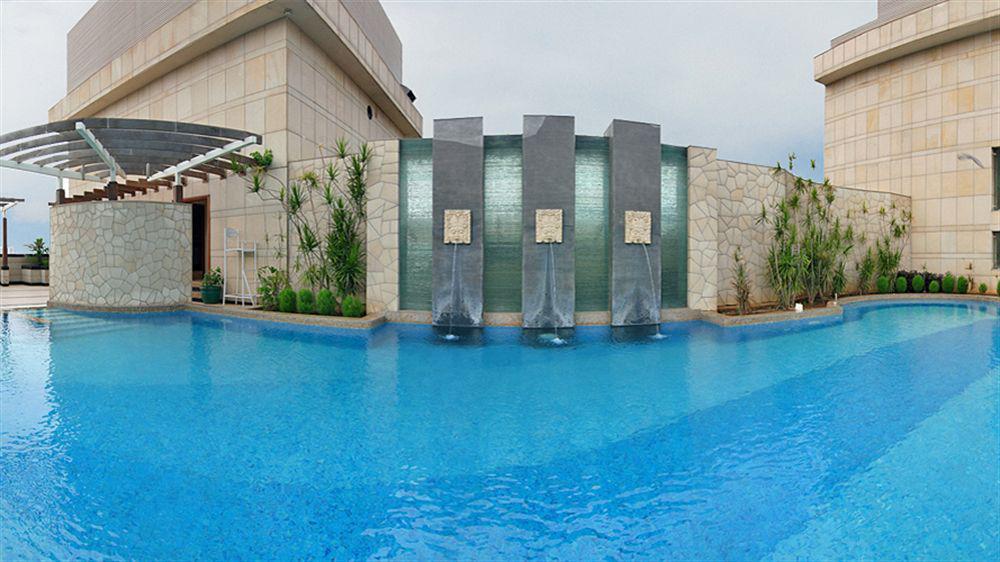 ホテル パーク プラザ グルガオン グルガウン エクステリア 写真 The swimming pool at the hotel