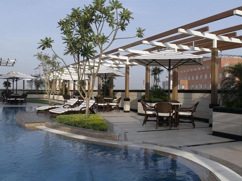 ホテル パーク プラザ グルガオン グルガウン 設備 写真 The pool at the Taj Bengal